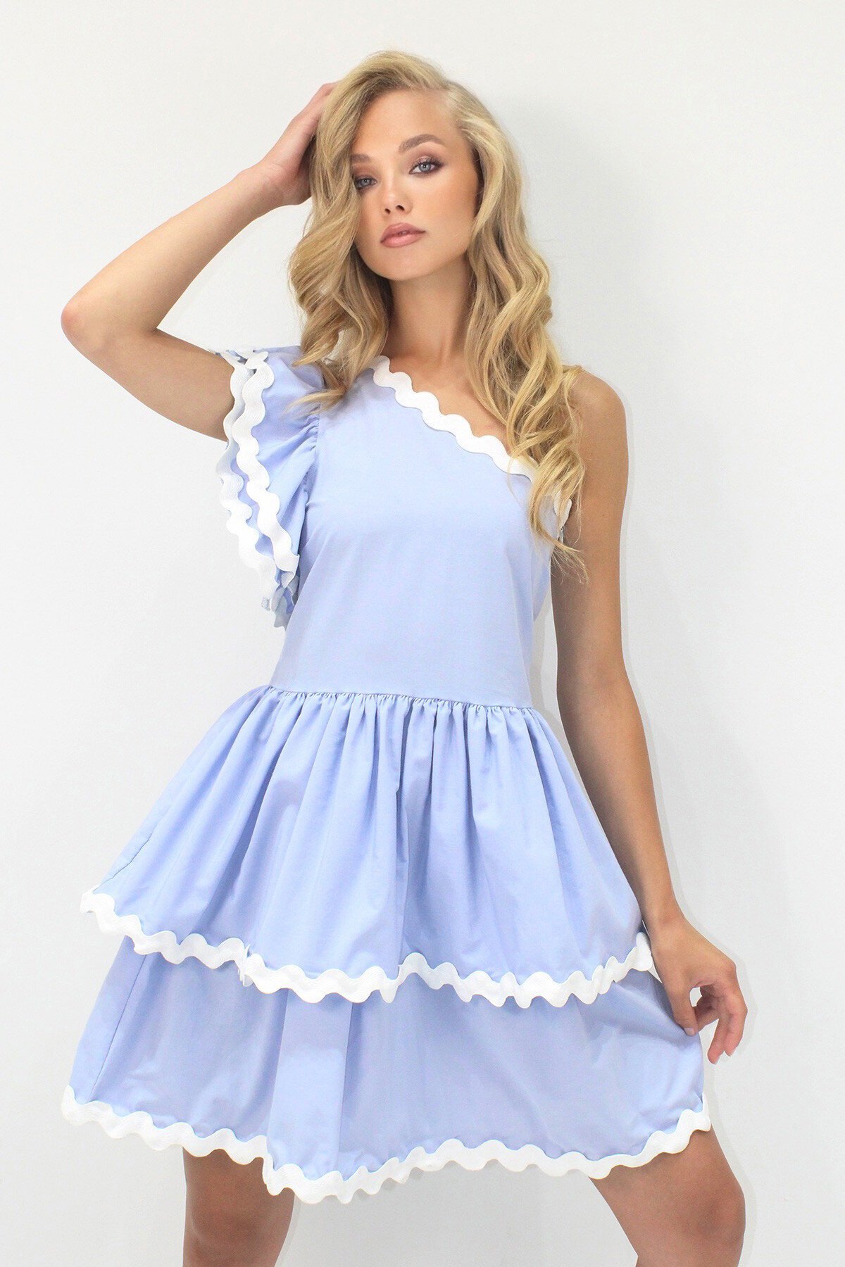 Mavi Tek Omuz Gizli Fermuarlı  Eteği Kat Kat Volanlı Dokuma Poplin Elbise