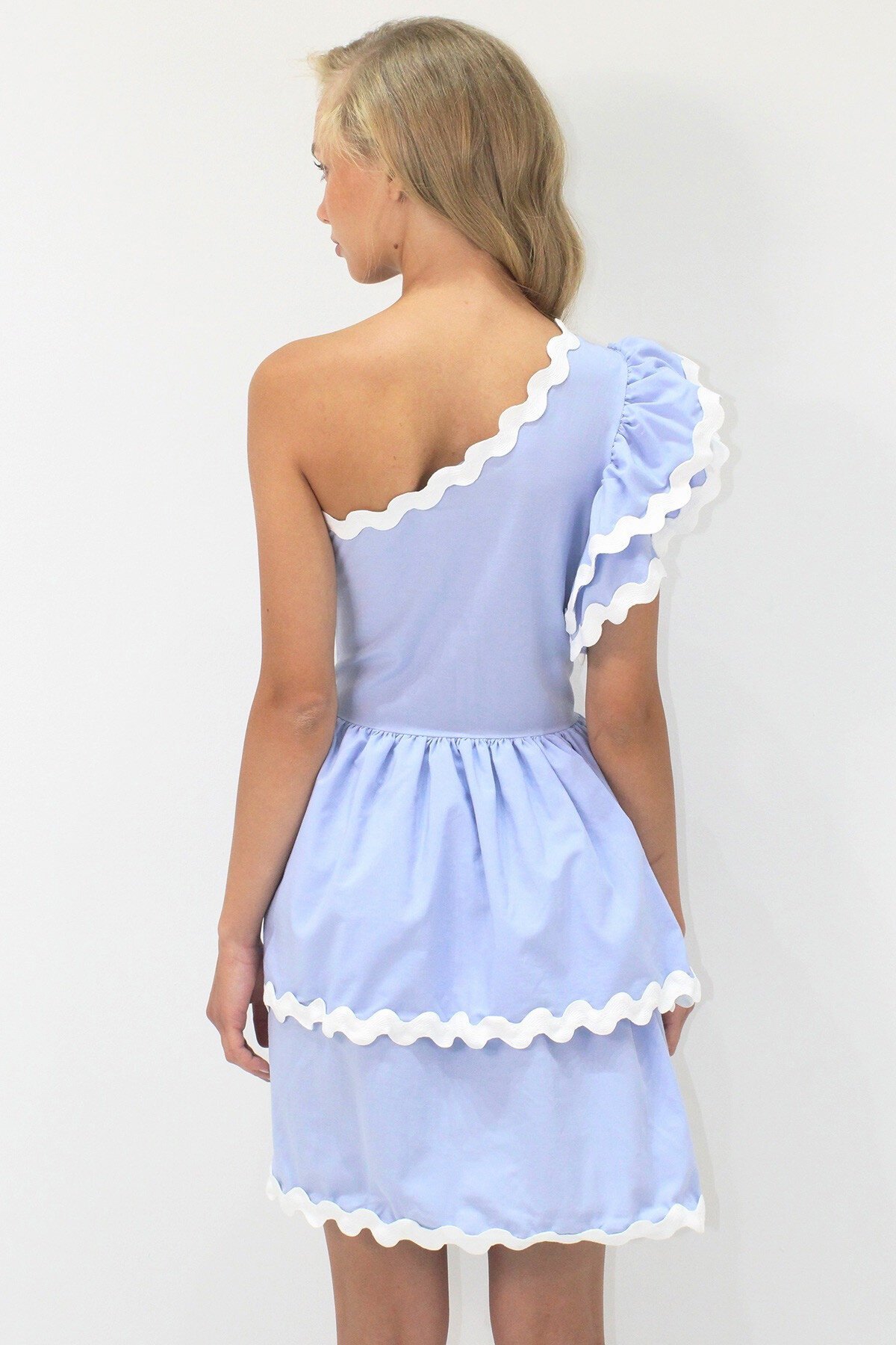 Mavi Tek Omuz Gizli Fermuarlı  Eteği Kat Kat Volanlı Dokuma Poplin Elbise