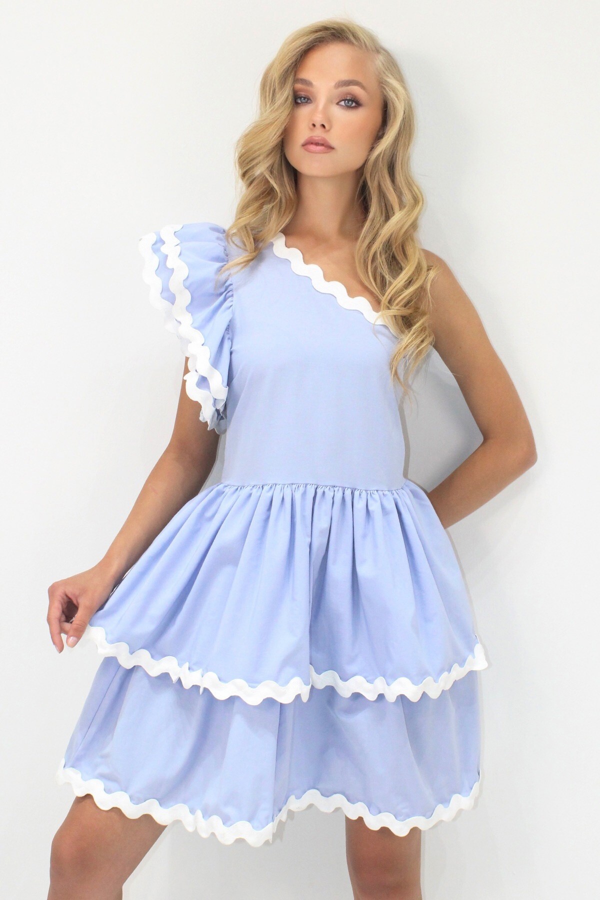 Mavi Tek Omuz Gizli Fermuarlı  Eteği Kat Kat Volanlı Dokuma Poplin Elbise