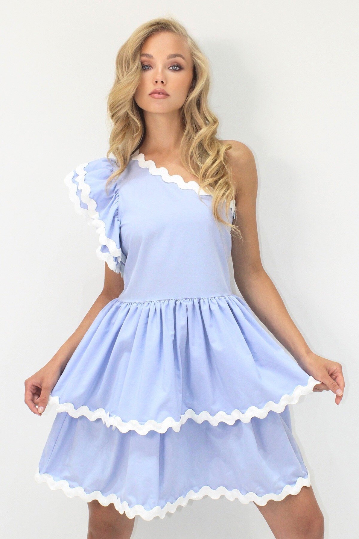 Mavi Tek Omuz Gizli Fermuarlı  Eteği Kat Kat Volanlı Dokuma Poplin Elbise