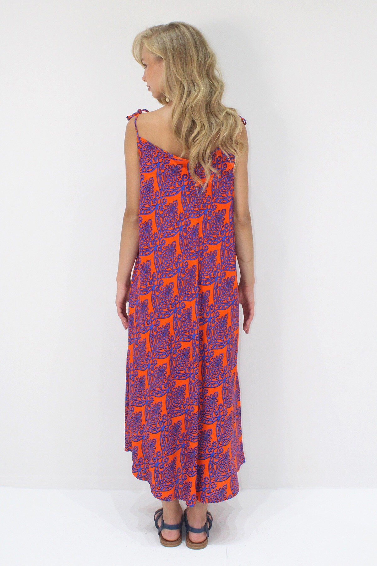 Mavi-Turuncu İp Askılı Çok Renkli Midi Boy Dokuma Viskon Elbise