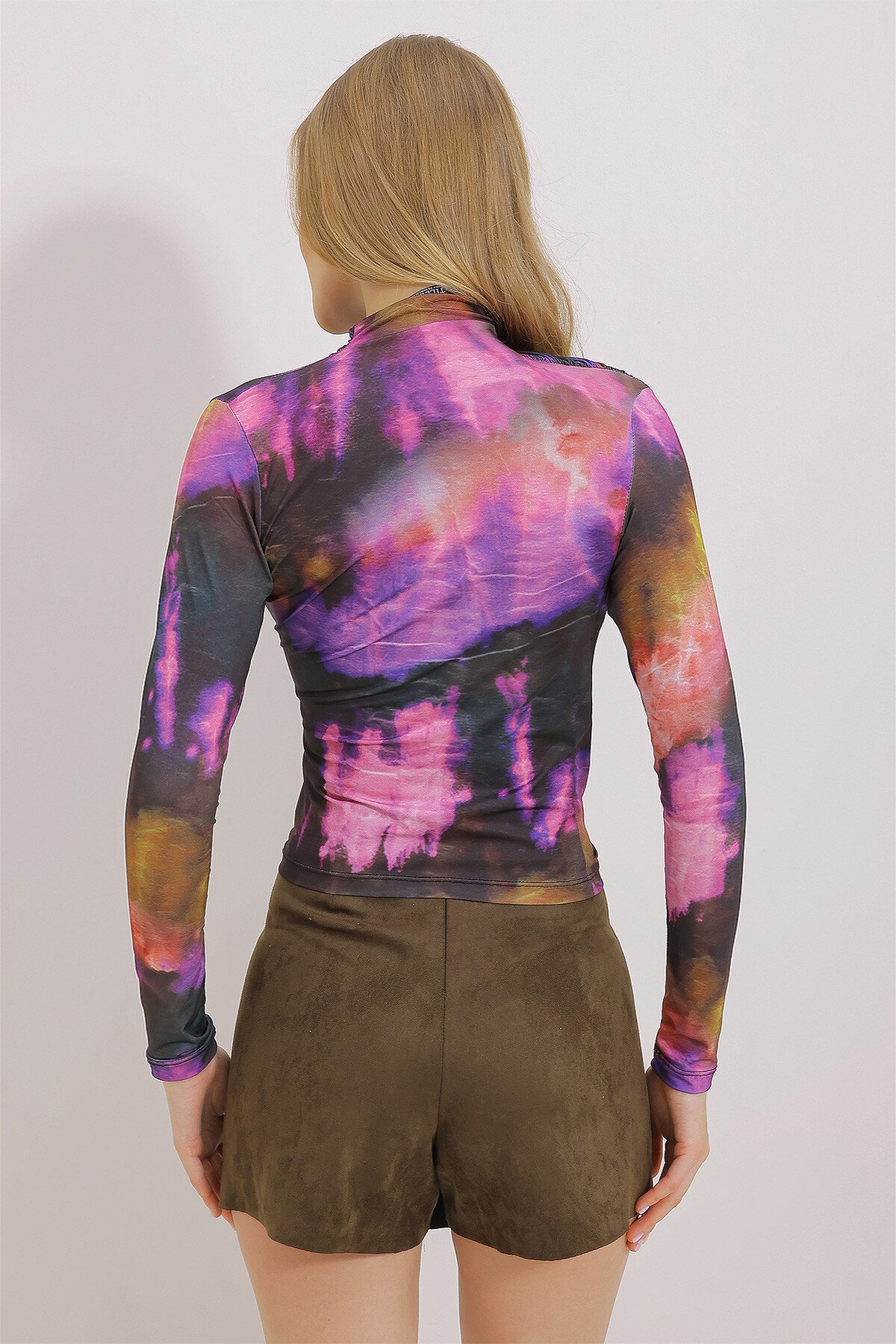 Mor Dik Yaka Omzu Büzgülü Drapeli Desenli Bluz