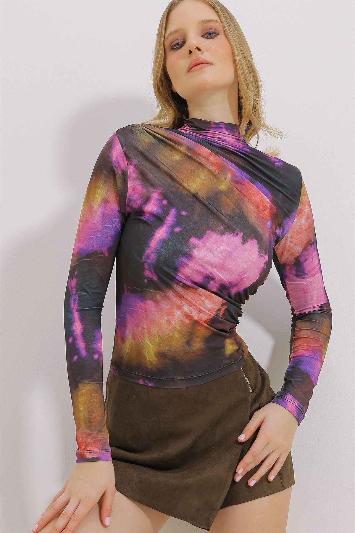 Mor Dik Yaka Omzu Büzgülü Drapeli Desenli Bluz