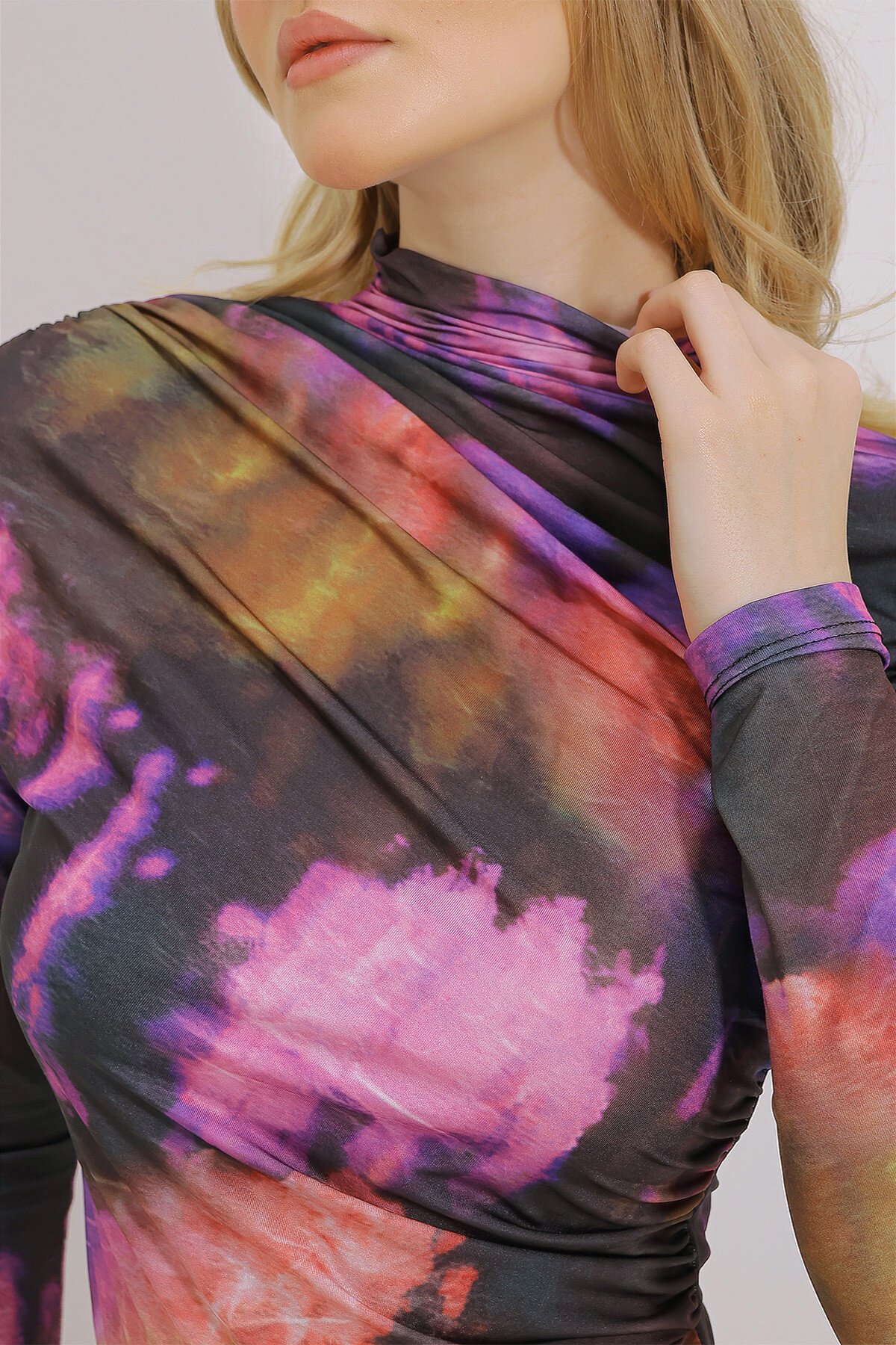 Mor Dik Yaka Omzu Büzgülü Drapeli Desenli Bluz