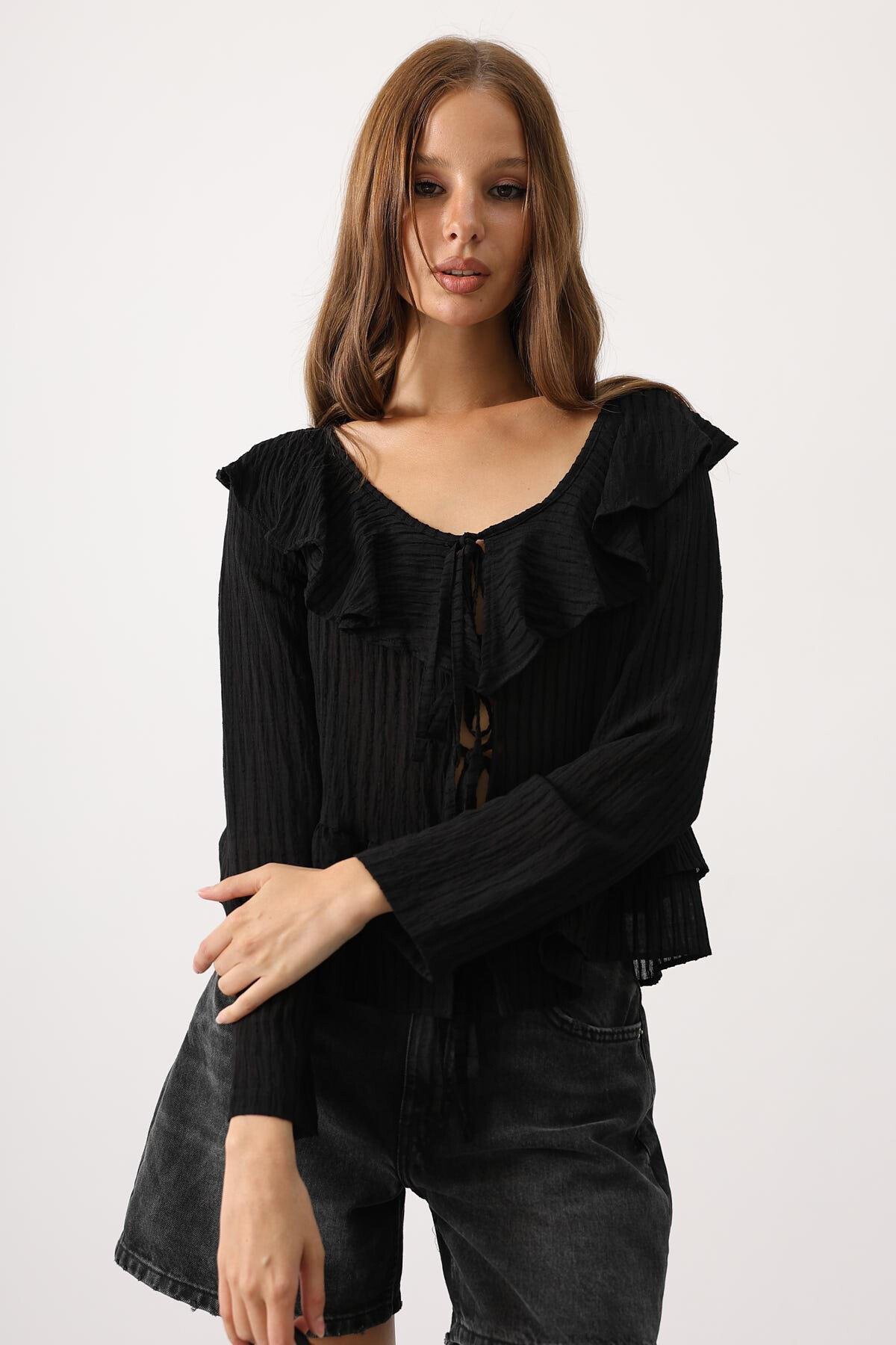 Siyah Fırfırlı Bağlama Detaylı Uzun Kol Bluz