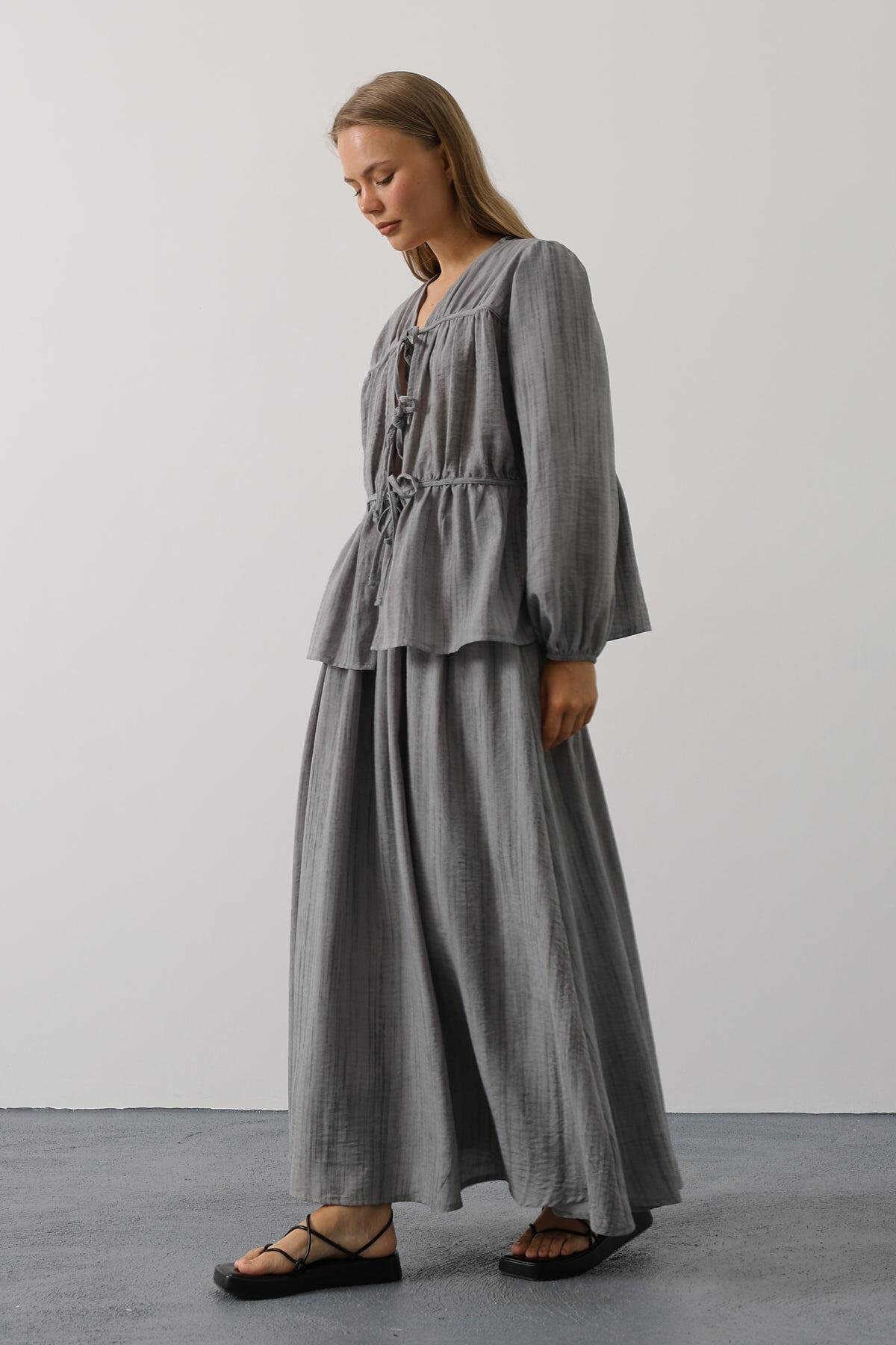 Gri Bağlama Detaylı Bluz Ve Beli Lastikli Maxi Boy Etek Takım