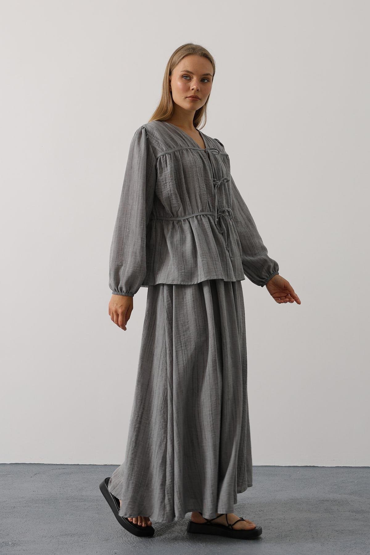 Gri Bağlama Detaylı Bluz Ve Beli Lastikli Maxi Boy Etek Takım