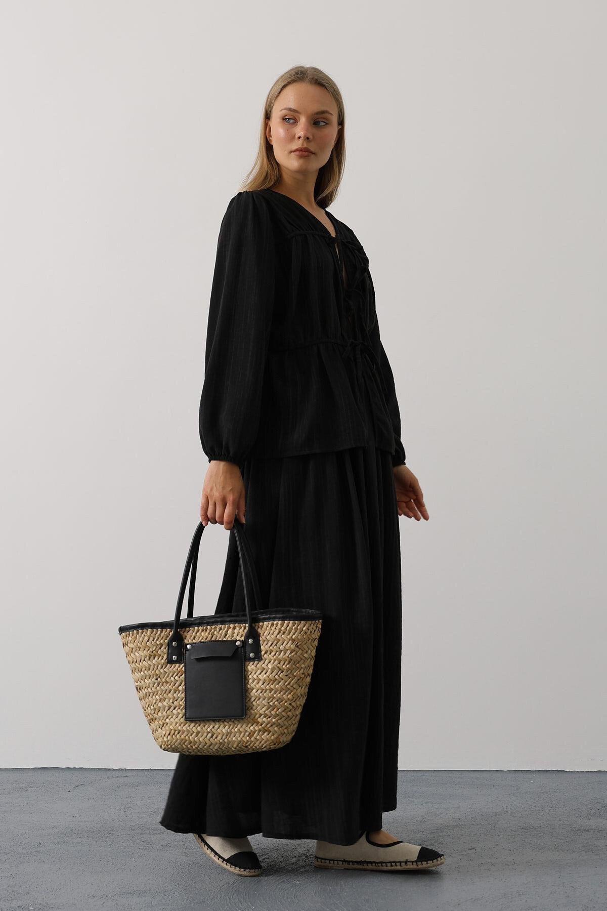 Siyah Bağlama Detaylı Bluz Ve Beli Lastikli Maxi Boy Etek Takım