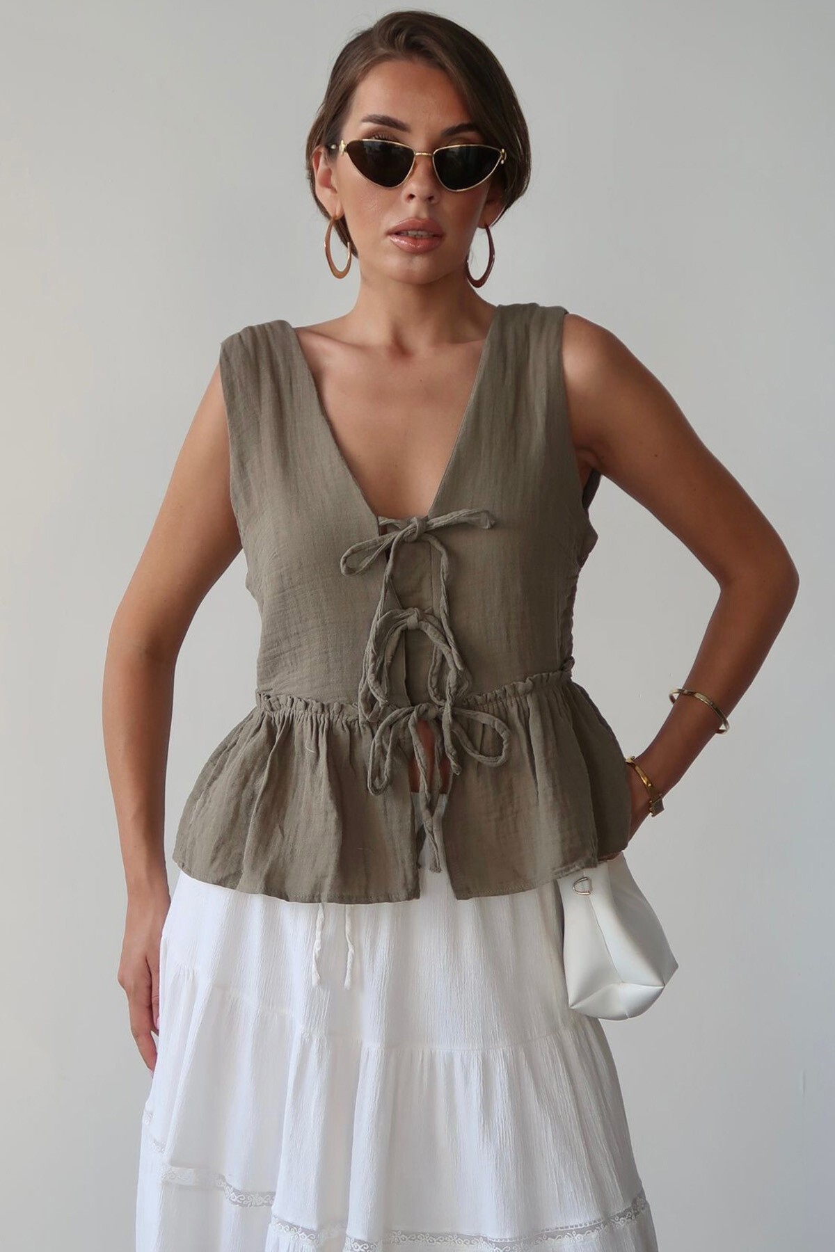 Haki V Yaka Önü Bağcıklı Keten Bluz