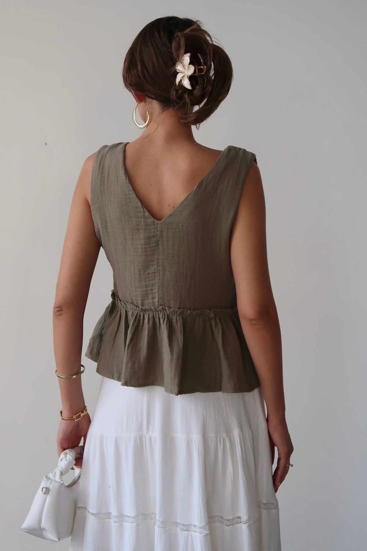 Haki V Yaka Önü Bağcıklı Keten Bluz