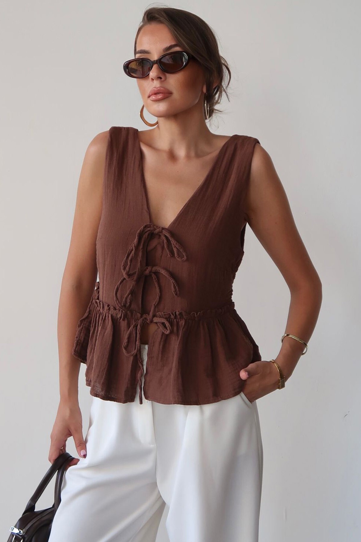 Kahverengi V Yaka Önü Bağcıklı Keten Bluz