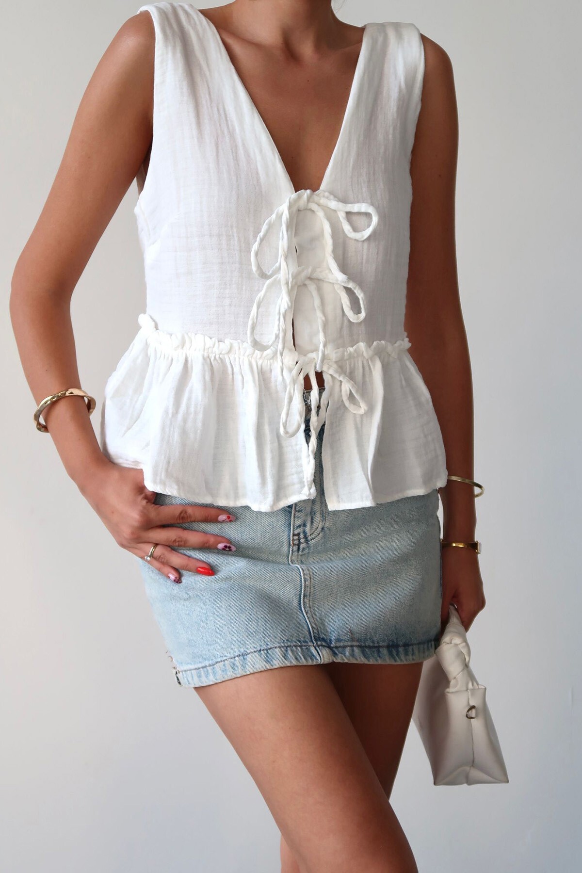 Beyaz V Yaka Önü Bağcıklı Keten Bluz