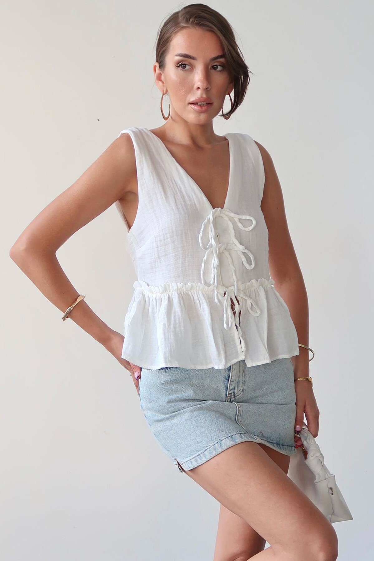 Beyaz V Yaka Önü Bağcıklı Keten Bluz