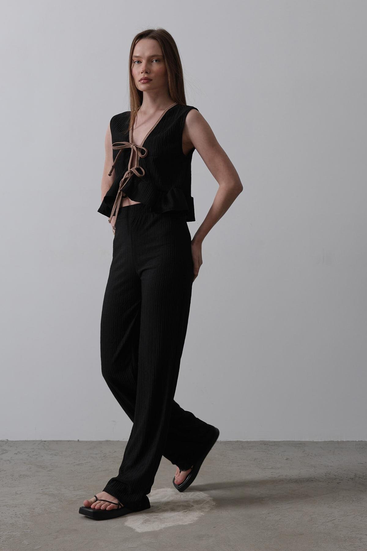 Siyah V Yaka Bağcıklı Volanlı Örme Bluz  Ve Pantolon Takım