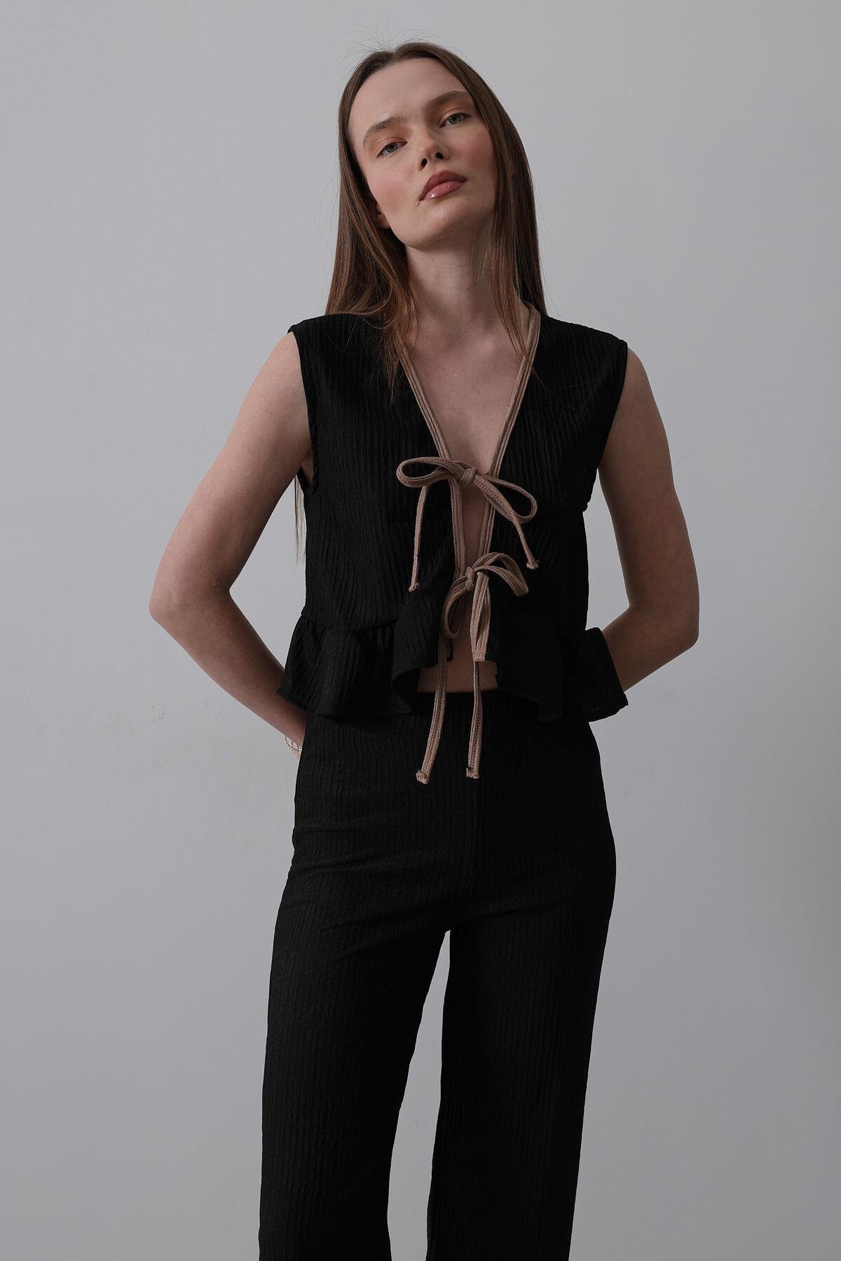 Siyah V Yaka Bağcıklı Volanlı Örme Bluz  Ve Pantolon Takım