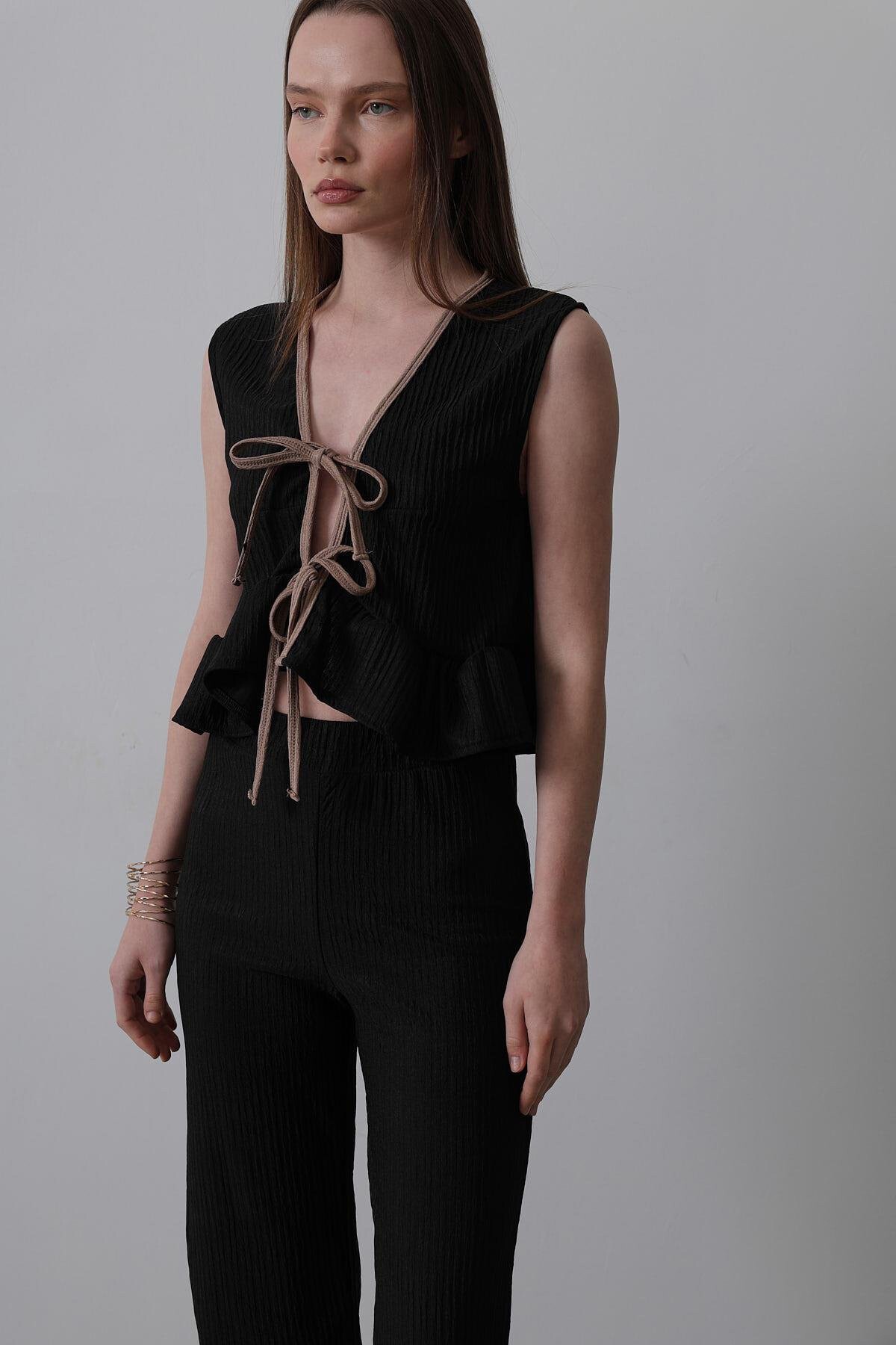 Siyah V Yaka Bağcıklı Volanlı Örme Bluz  Ve Pantolon Takım