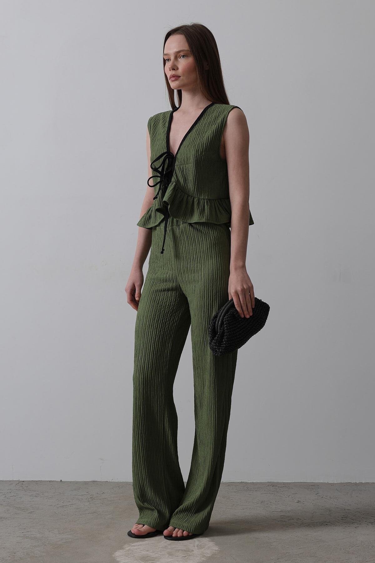 Haki V Yaka Bağcıklı Volanlı Örme Bluz  Ve Pantolon Takım