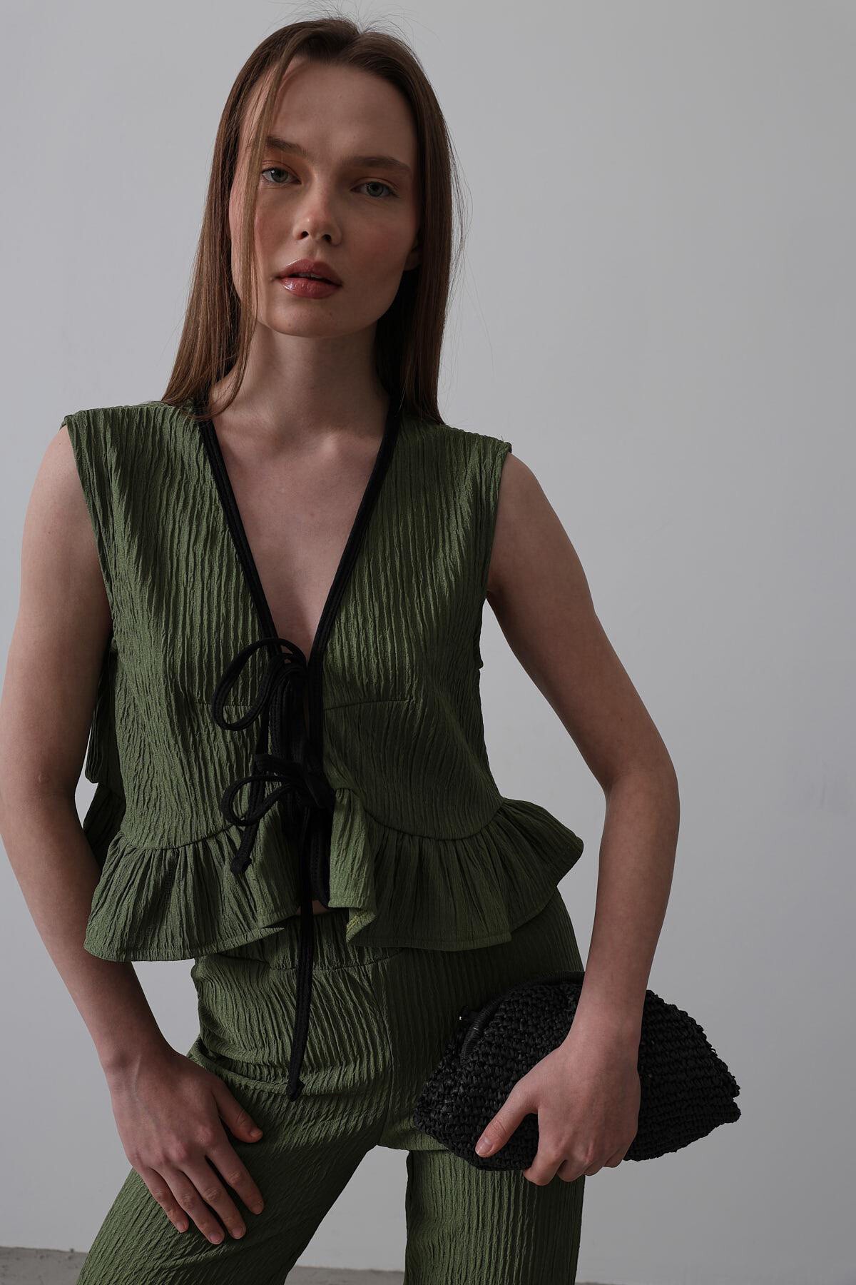 Haki V Yaka Bağcıklı Volanlı Örme Bluz  Ve Pantolon Takım