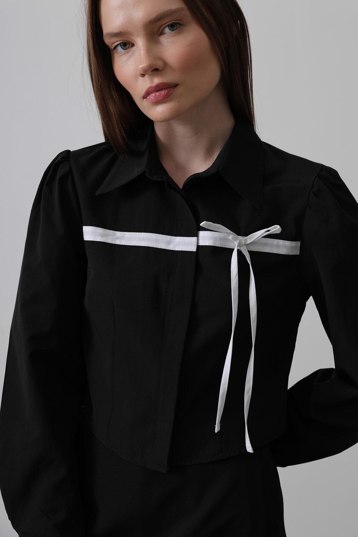 Siyah Önü Kontrast Fiyonklu Gömlek