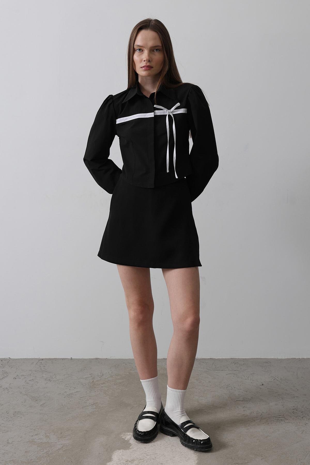 Siyah Önü Kontrast Fiyonklu Gömlek