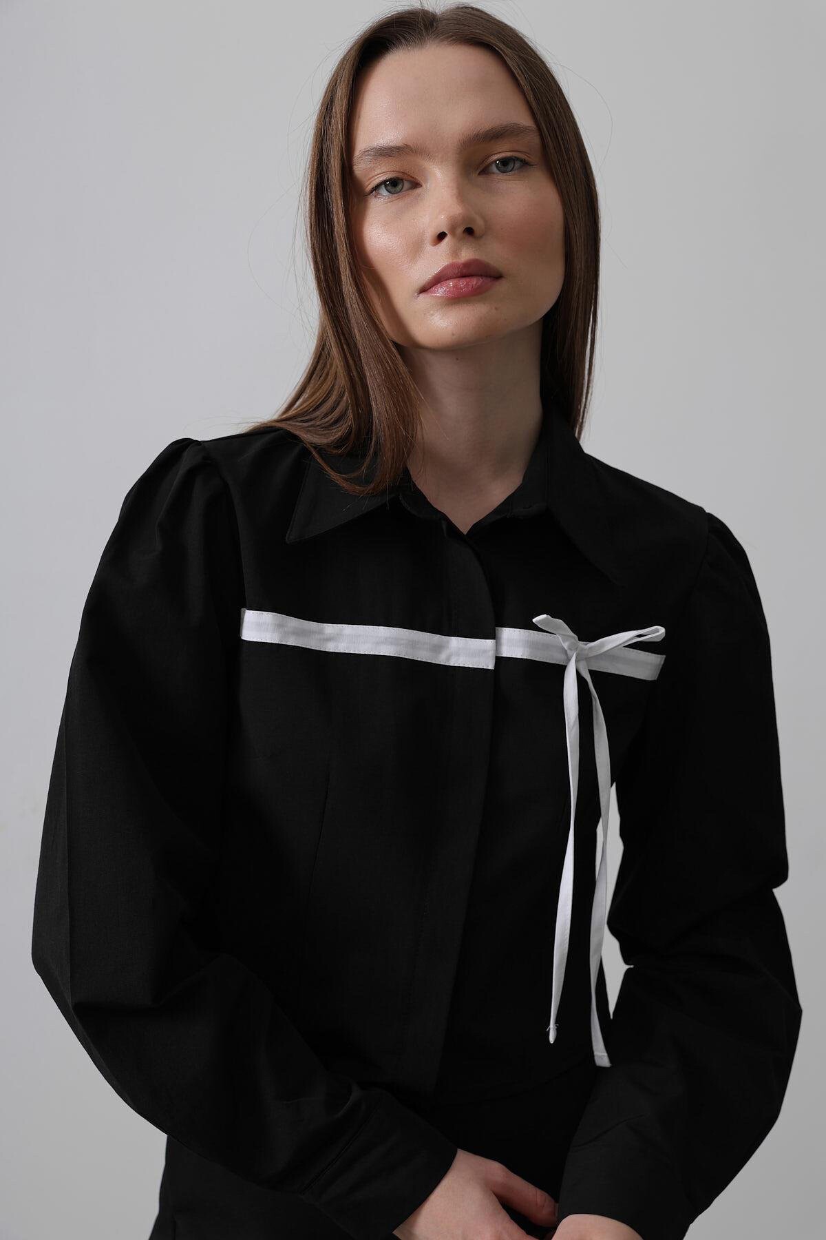 Siyah Önü Kontrast Fiyonklu Gömlek