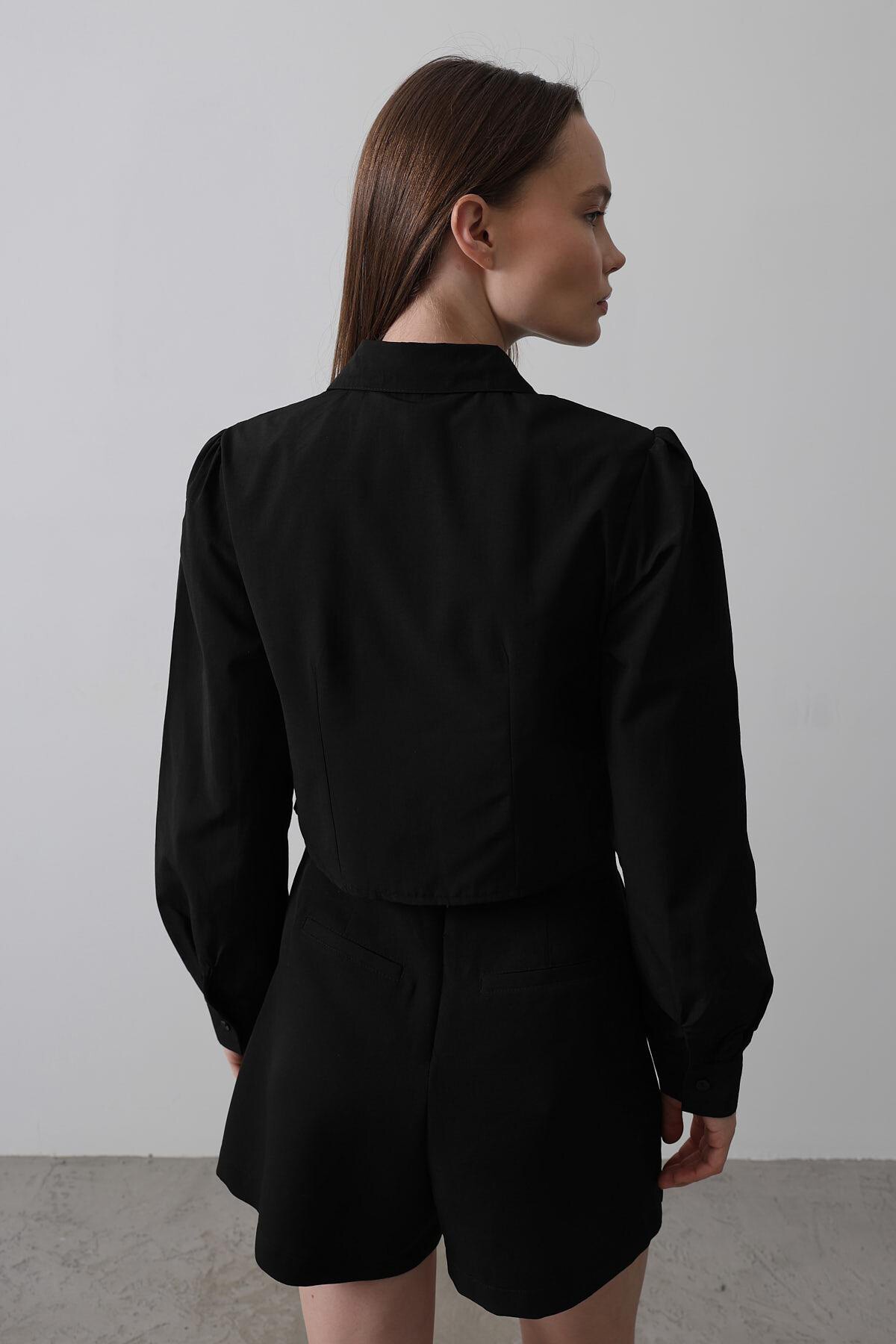 Siyah Önü Kontrast Fiyonklu Gömlek