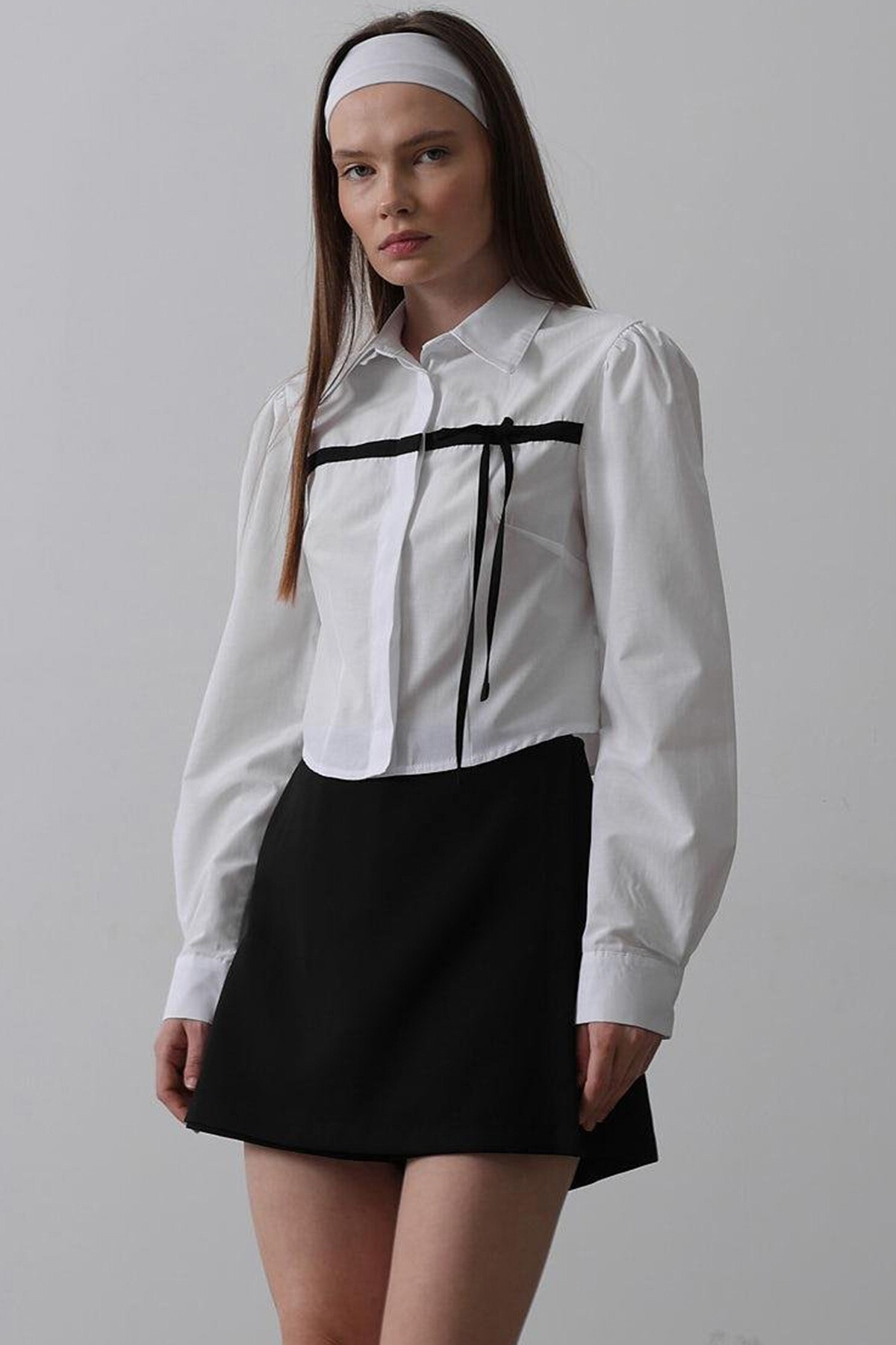 Beyaz Önü Kontrast Fiyonklu Gömlek
