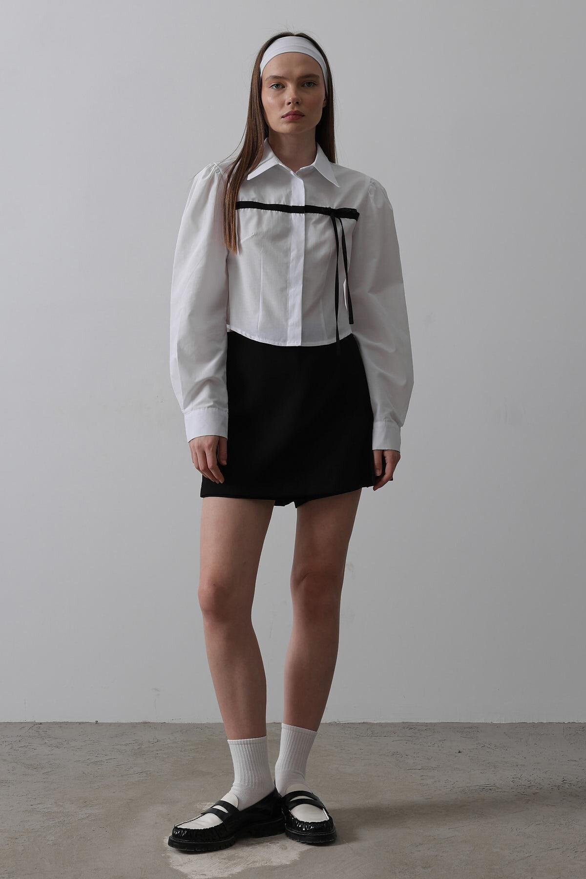 Beyaz Önü Kontrast Fiyonklu Gömlek