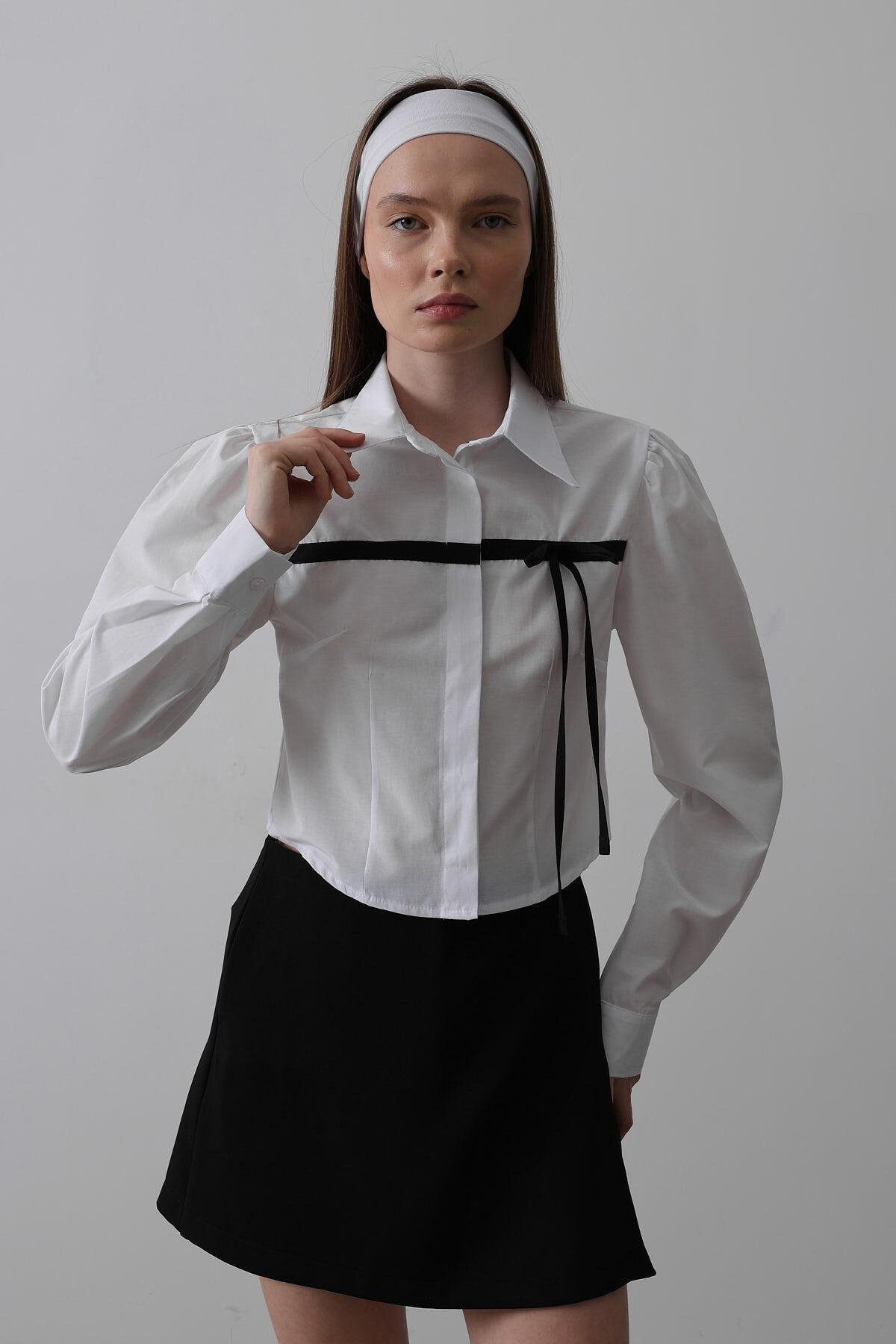 Beyaz Önü Kontrast Fiyonklu Gömlek