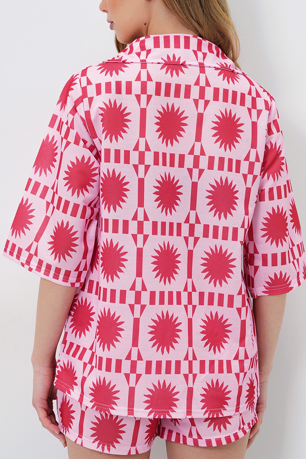 Pembe Ceket Yaka Desenli Gömlek Ve Çift Cepli Şort Takım