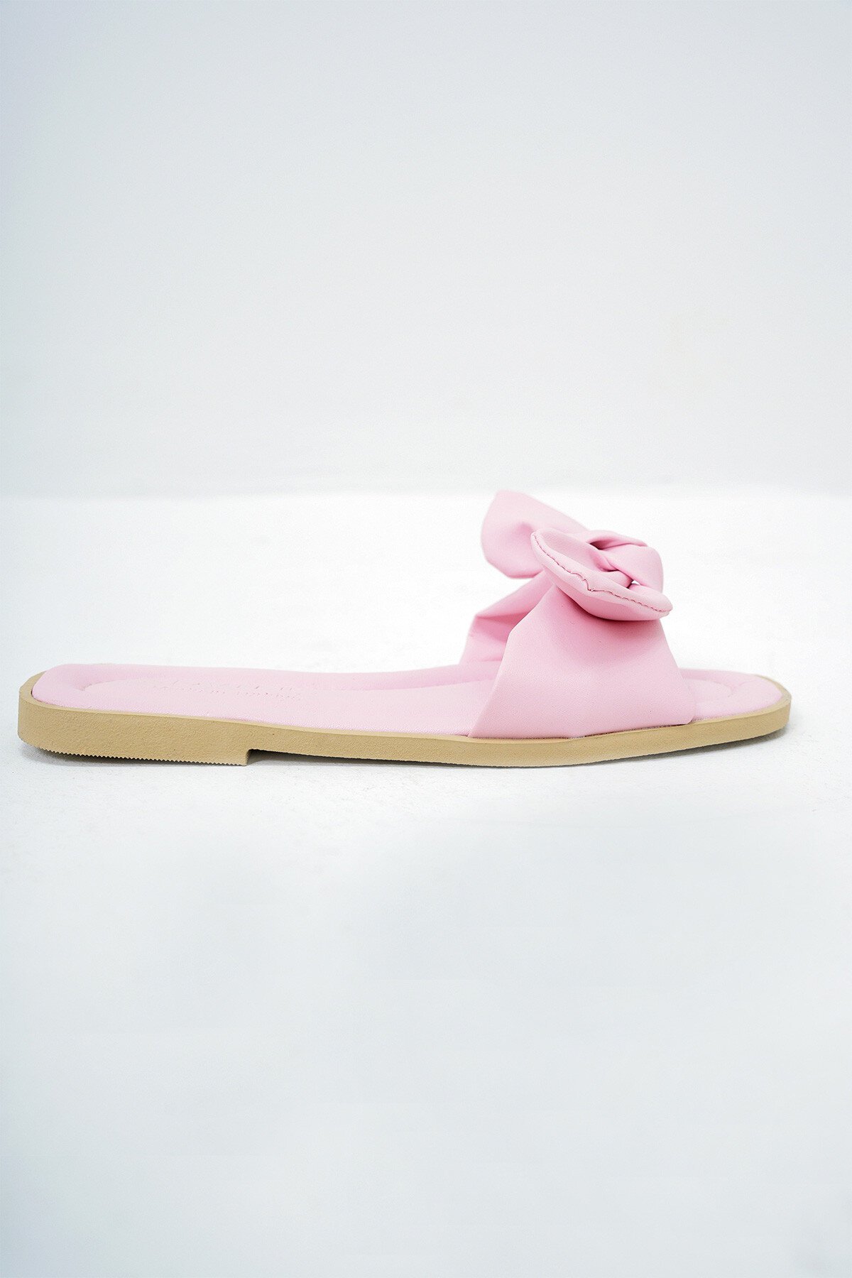 Pembe Fiyonk Detaylı Suni Deri Düz Terlik