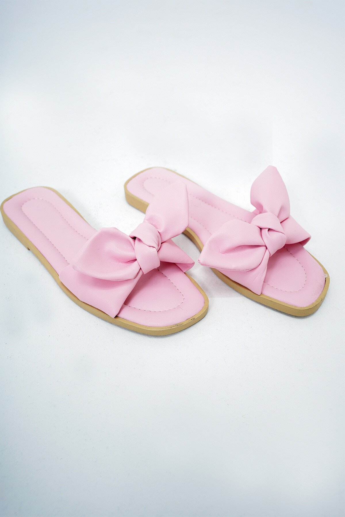 Pembe Fiyonk Detaylı Suni Deri Düz Terlik