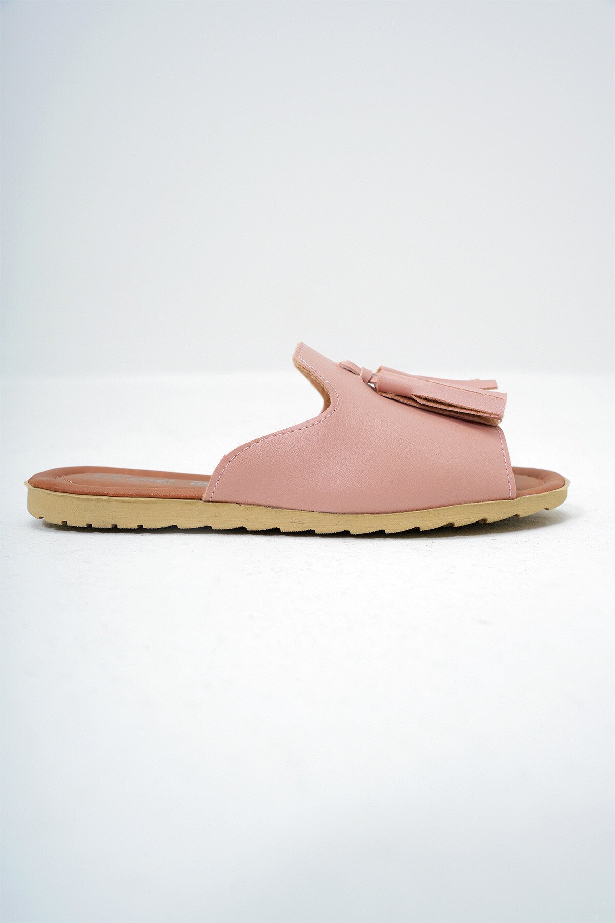 Pembe Püskül Detaylı Suni Deri Düz Taban Terlik
