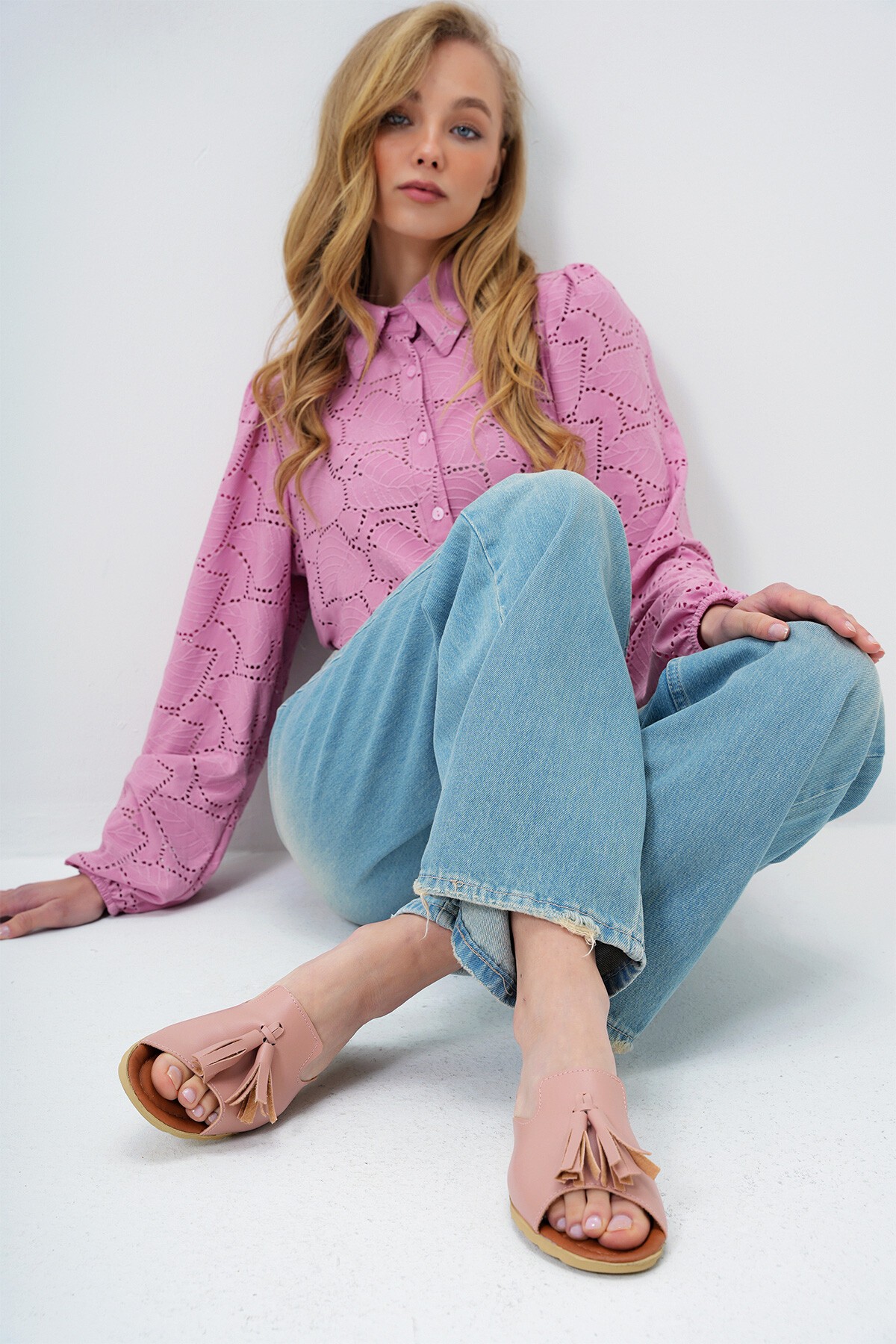 Pembe Püskül Detaylı Suni Deri Düz Taban Terlik