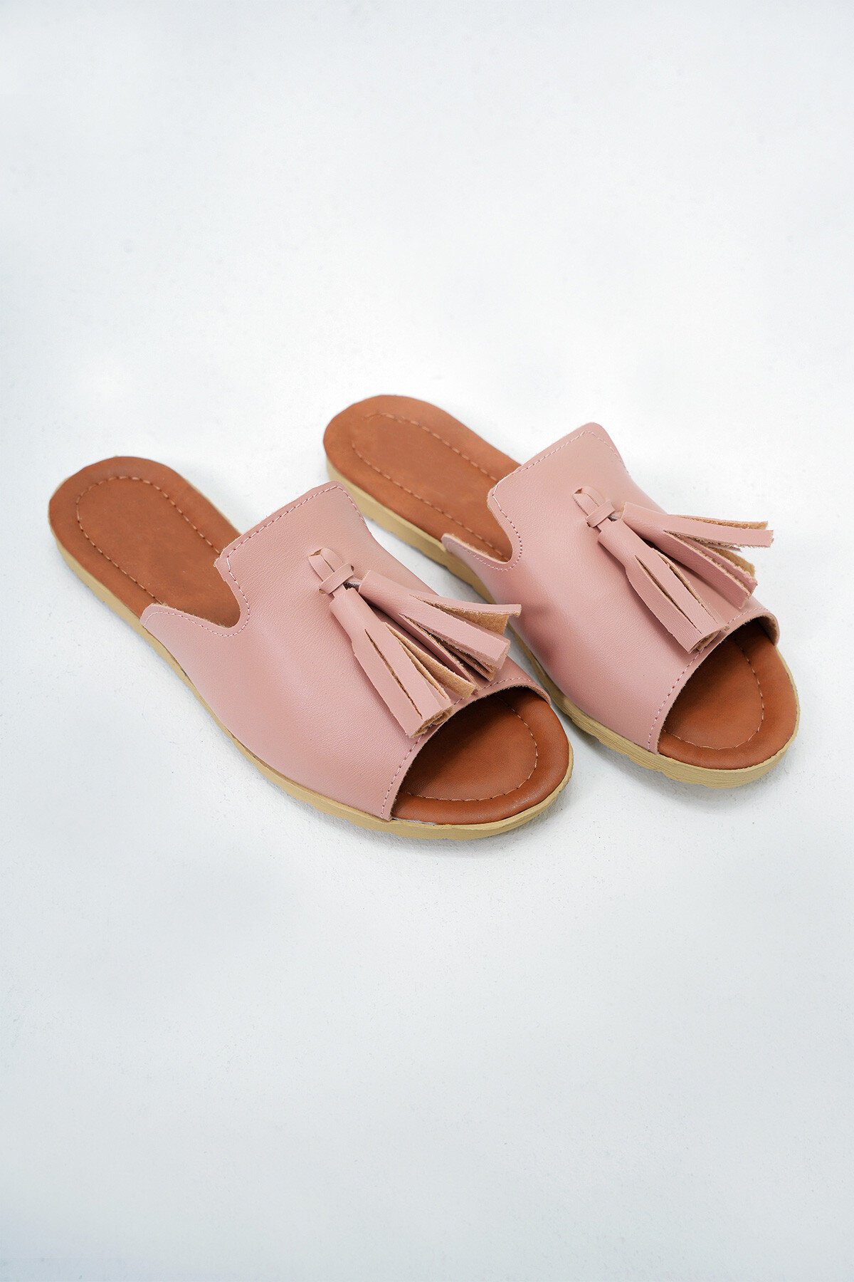 Pembe Püskül Detaylı Suni Deri Düz Taban Terlik