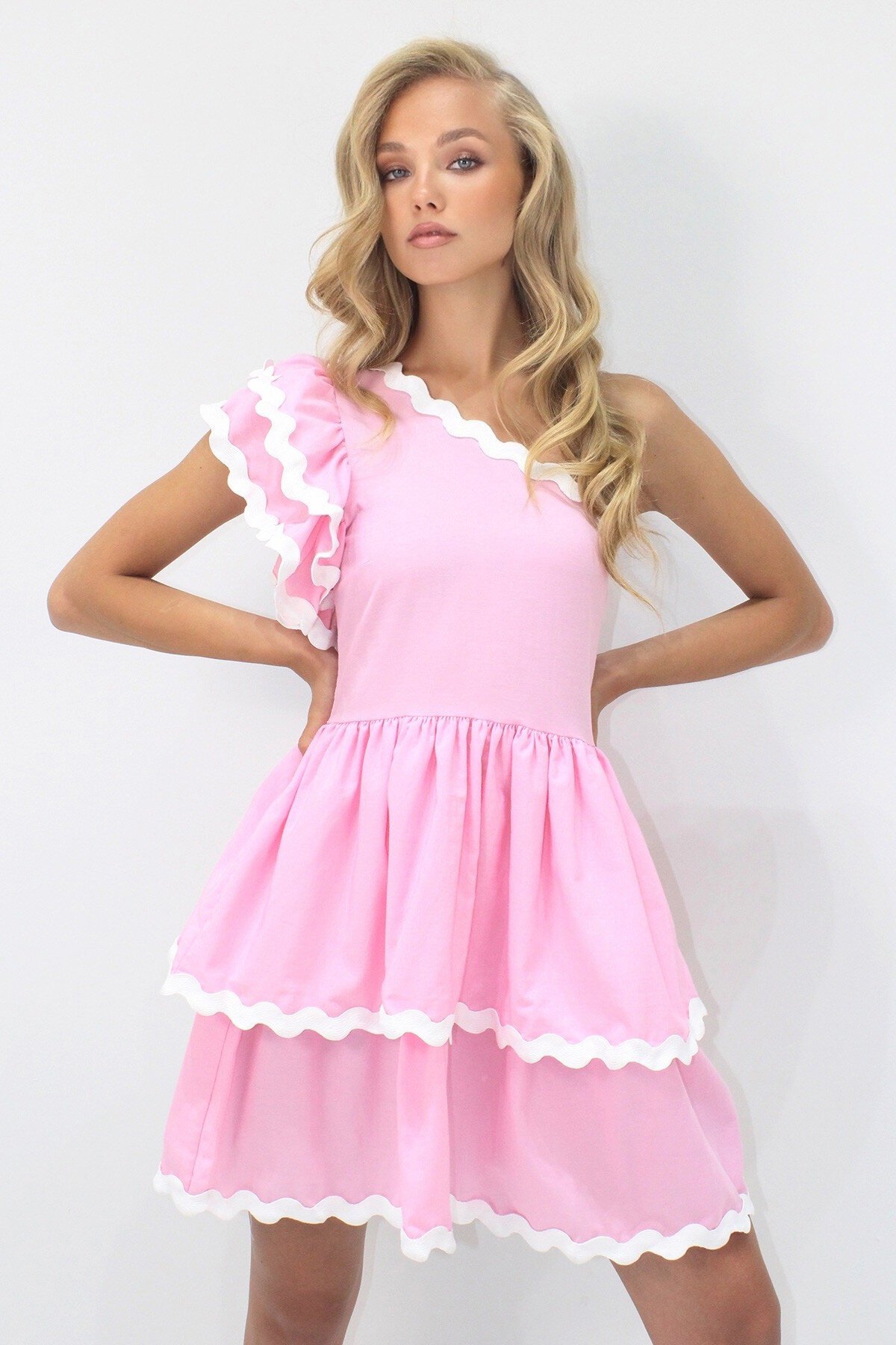 Pembe Tek Omuz Gizli Fermuarlı  Eteği Kat Kat Volanlı Dokuma Poplin Elbise