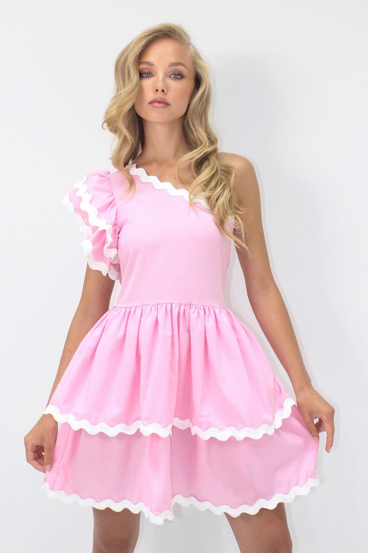 Pembe Tek Omuz Gizli Fermuarlı  Eteği Kat Kat Volanlı Dokuma Poplin Elbise