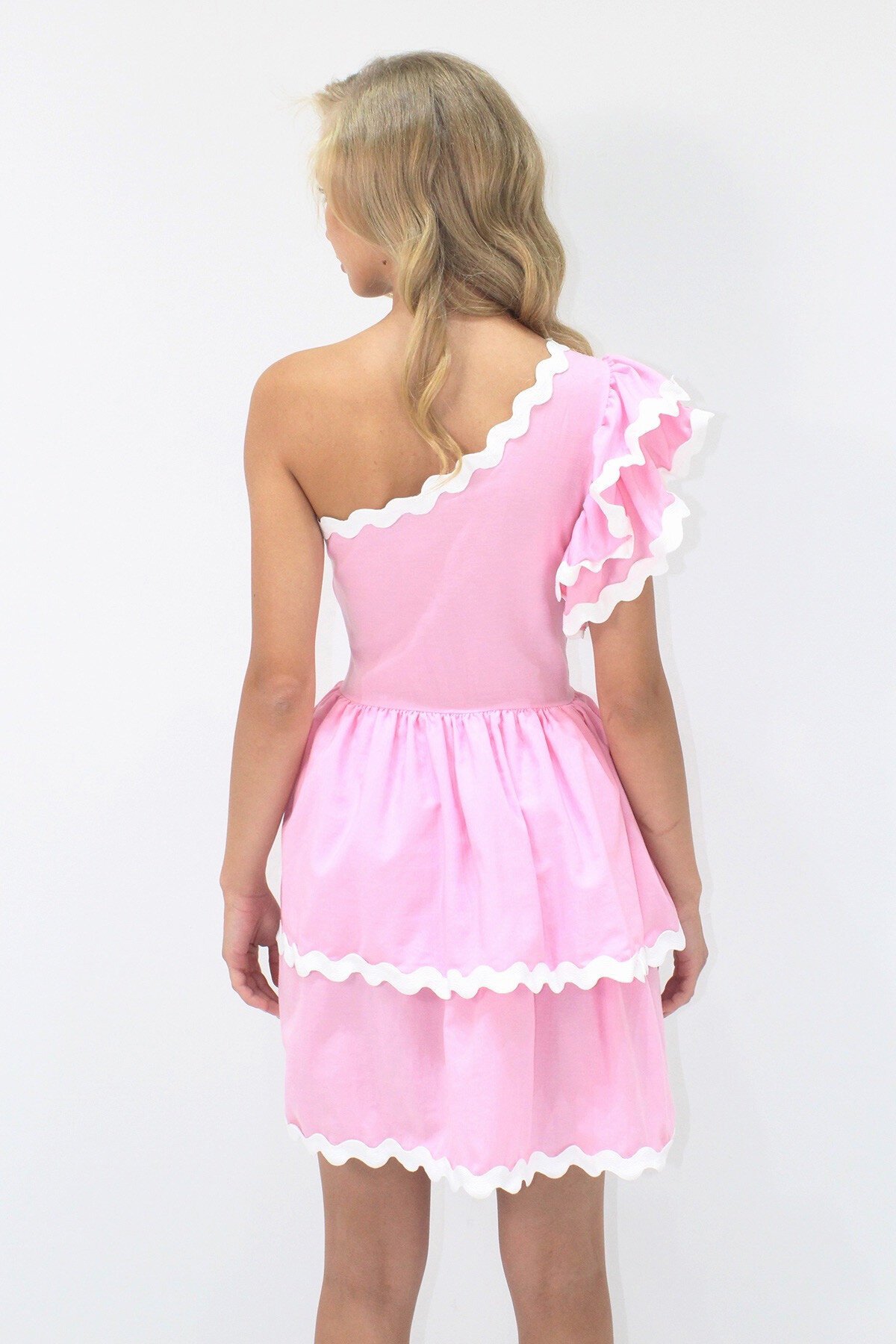 Pembe Tek Omuz Gizli Fermuarlı  Eteği Kat Kat Volanlı Dokuma Poplin Elbise