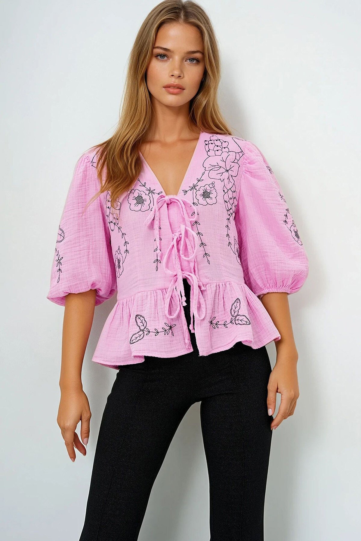Pembe V Yaka Bağlama Ve Nakış Detaylı Eteği Volanlı Müslin Keten Bluz