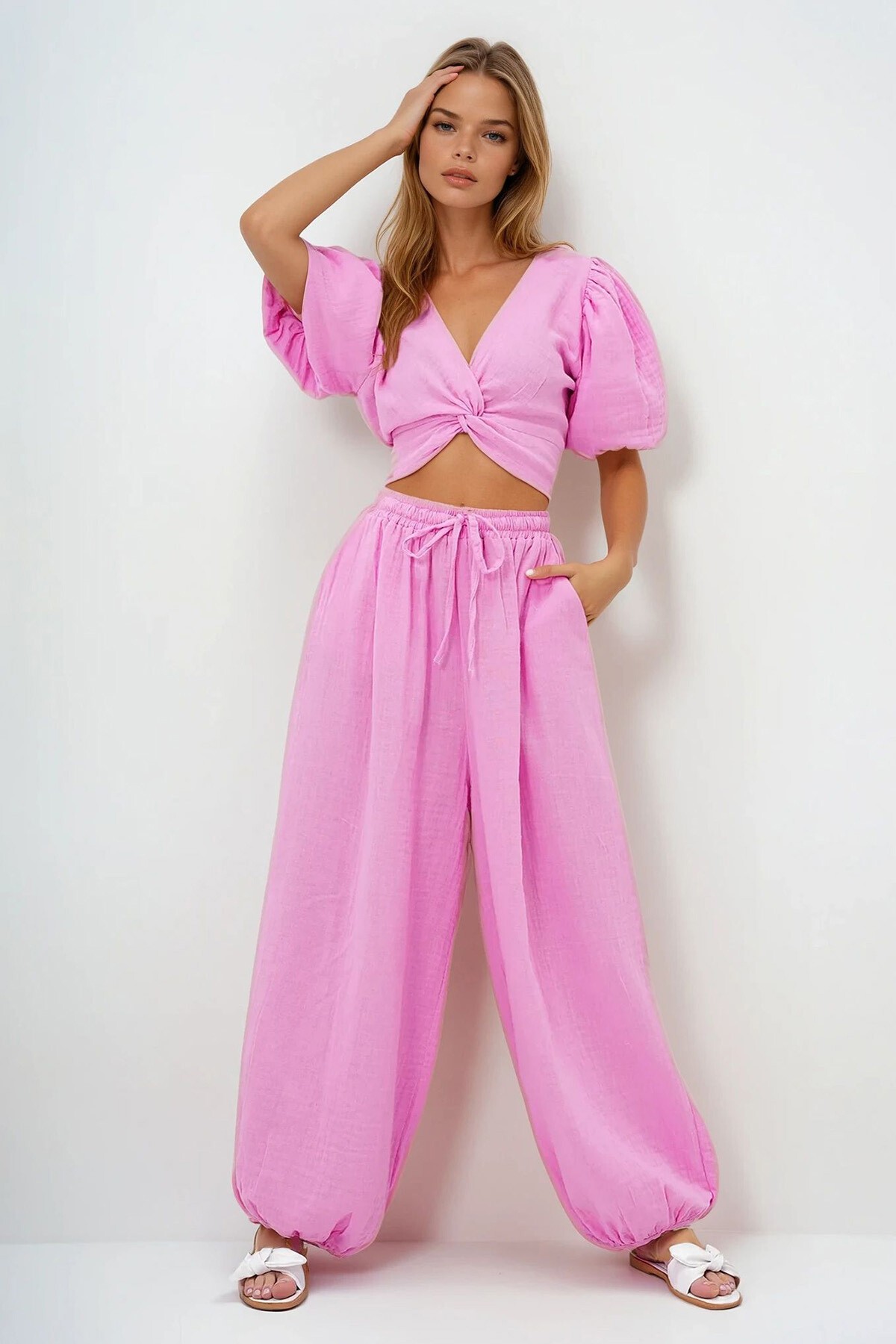 Pembe V Yaka Önü Burgulu Balon Kol Müslin Bluz Ve Şalvar Kesim Pantolon Takım