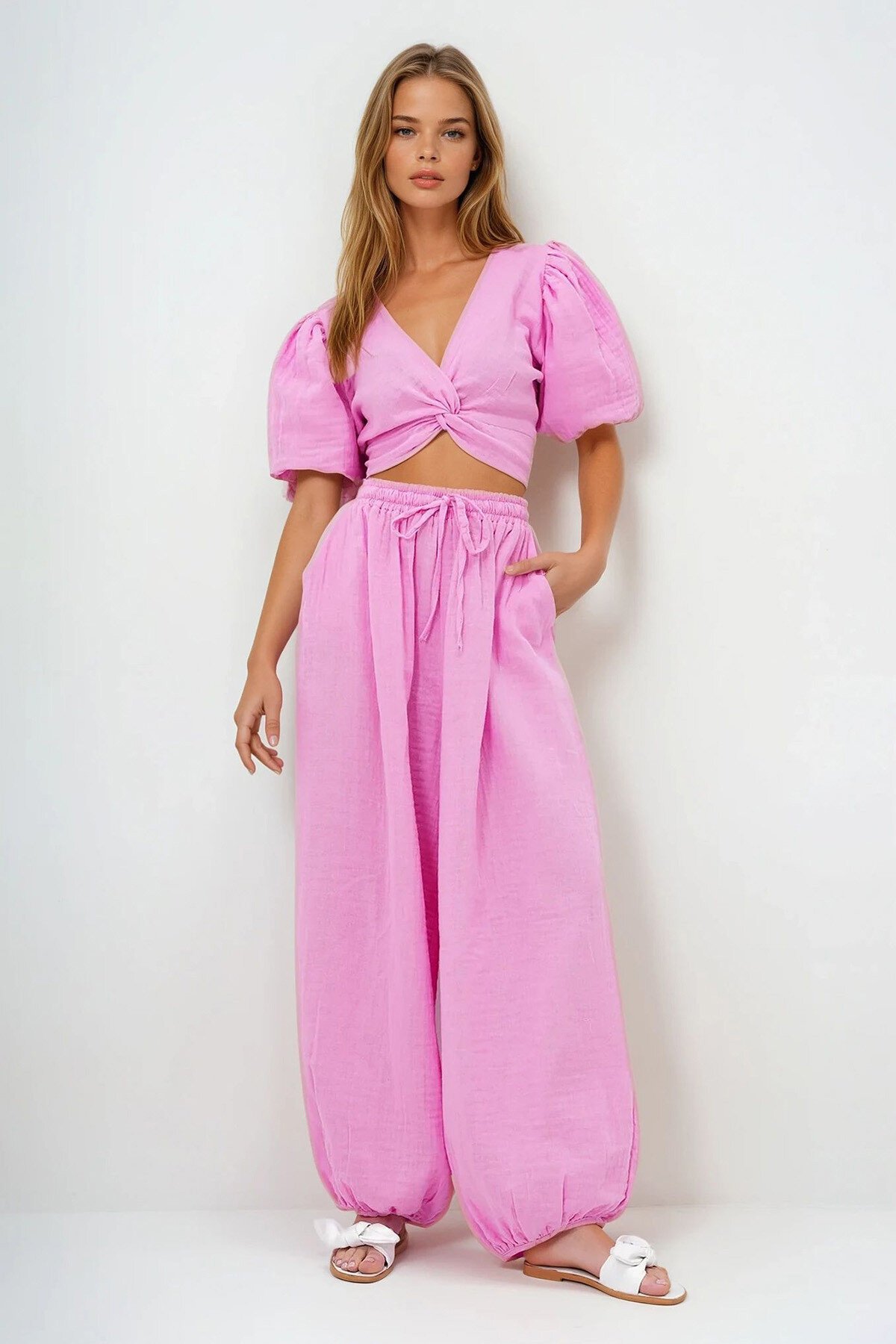 Pembe V Yaka Önü Burgulu Balon Kol Müslin Bluz Ve Şalvar Kesim Pantolon Takım