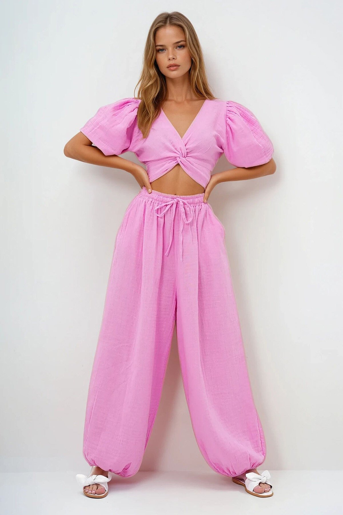 Pembe V Yaka Önü Burgulu Balon Kol Müslin Bluz Ve Şalvar Kesim Pantolon Takım