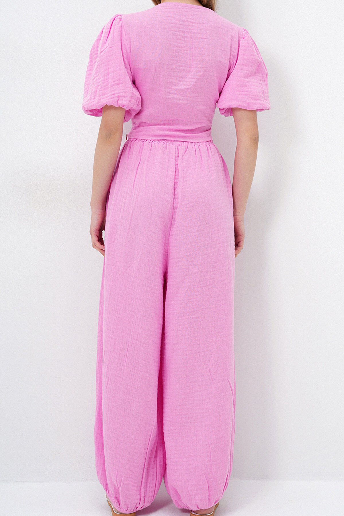 Pembe V Yaka Önü Burgulu Balon Kol Müslin Bluz Ve Şalvar Kesim Pantolon Takım