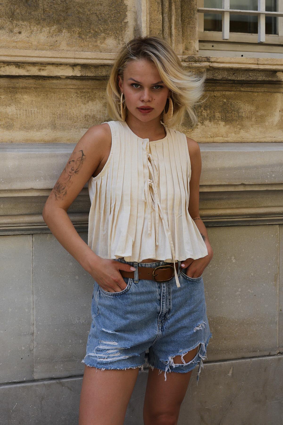 Krem Pileli Bağlama Detaylı Bluz