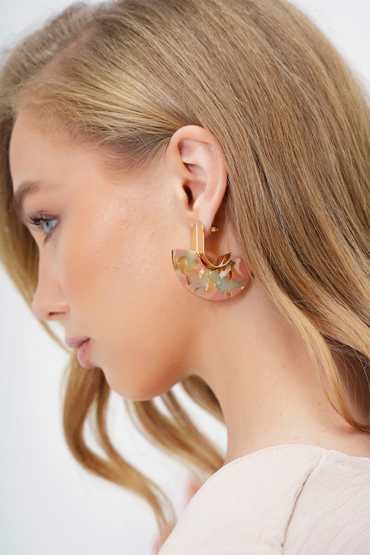 Pudra Pembe Yelpaze Desenli Gold Küpe