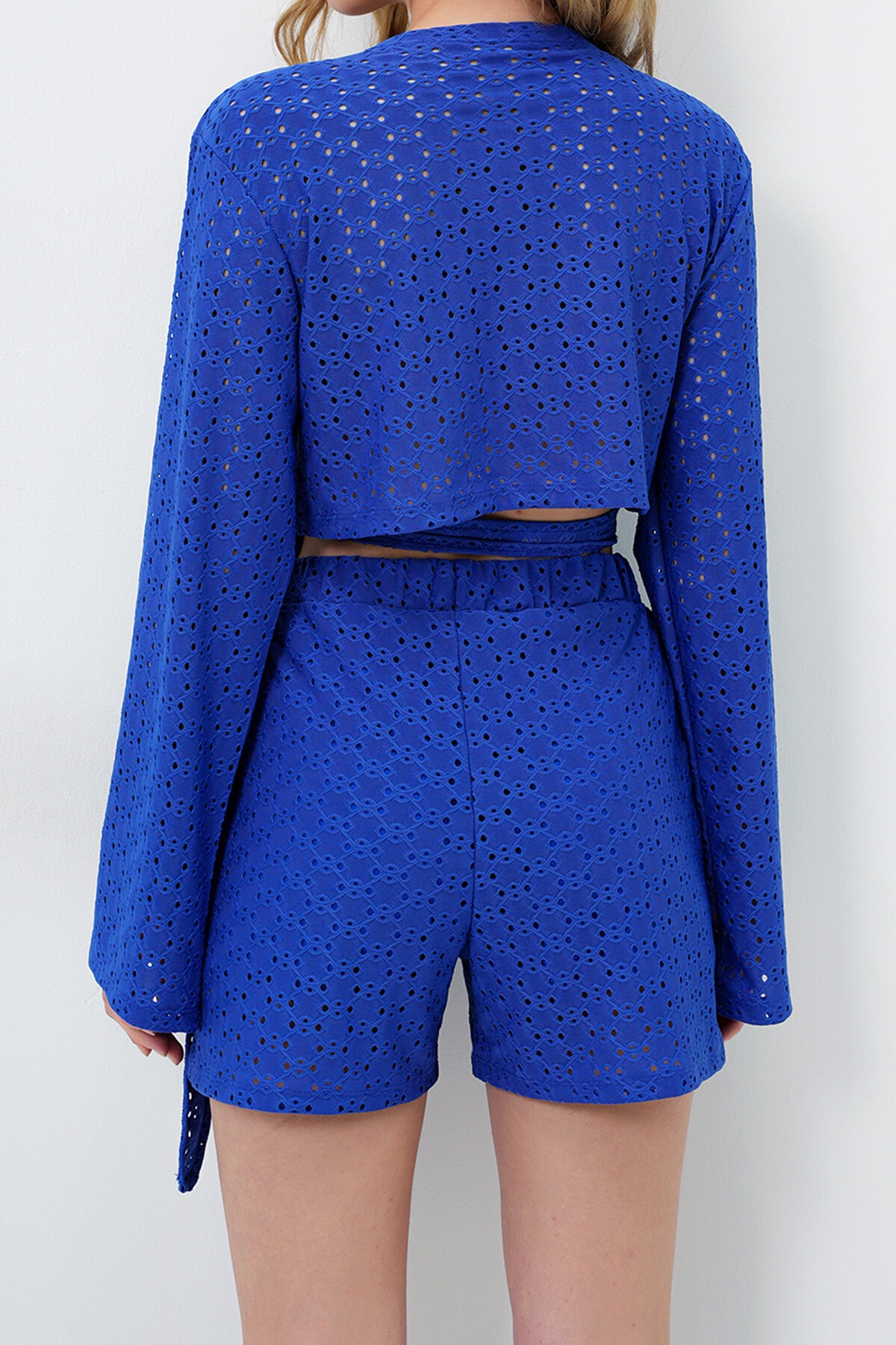 Saks Kruvaze Yaka Belden Bağlamalı Güpür Bluz Ve İçi Astarlı Şort Takım