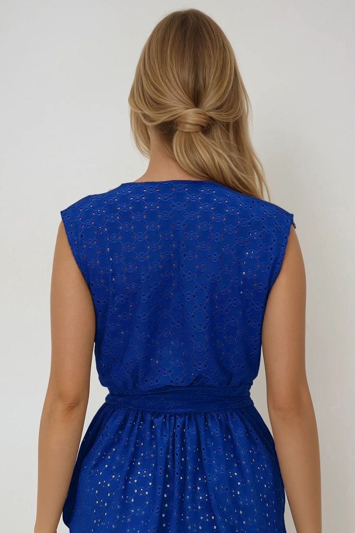 Saks Kruvaze Yaka Kendinden Kuşaklı Eteği Volanlı Güpür Bluz