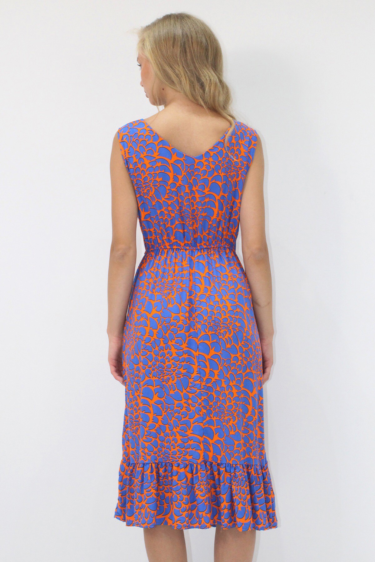 Saks Ön Arka V Yaka Desenli Eteği Volanlı Midi Boy Dokuma Viskon Elbise