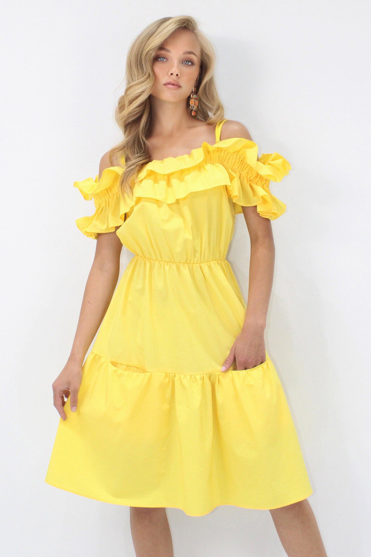 Sarı Ayarlanabilir Askılı Madonna Yaka Çift Cepli Kat Kat Volanlı Poplin Mini Elbise