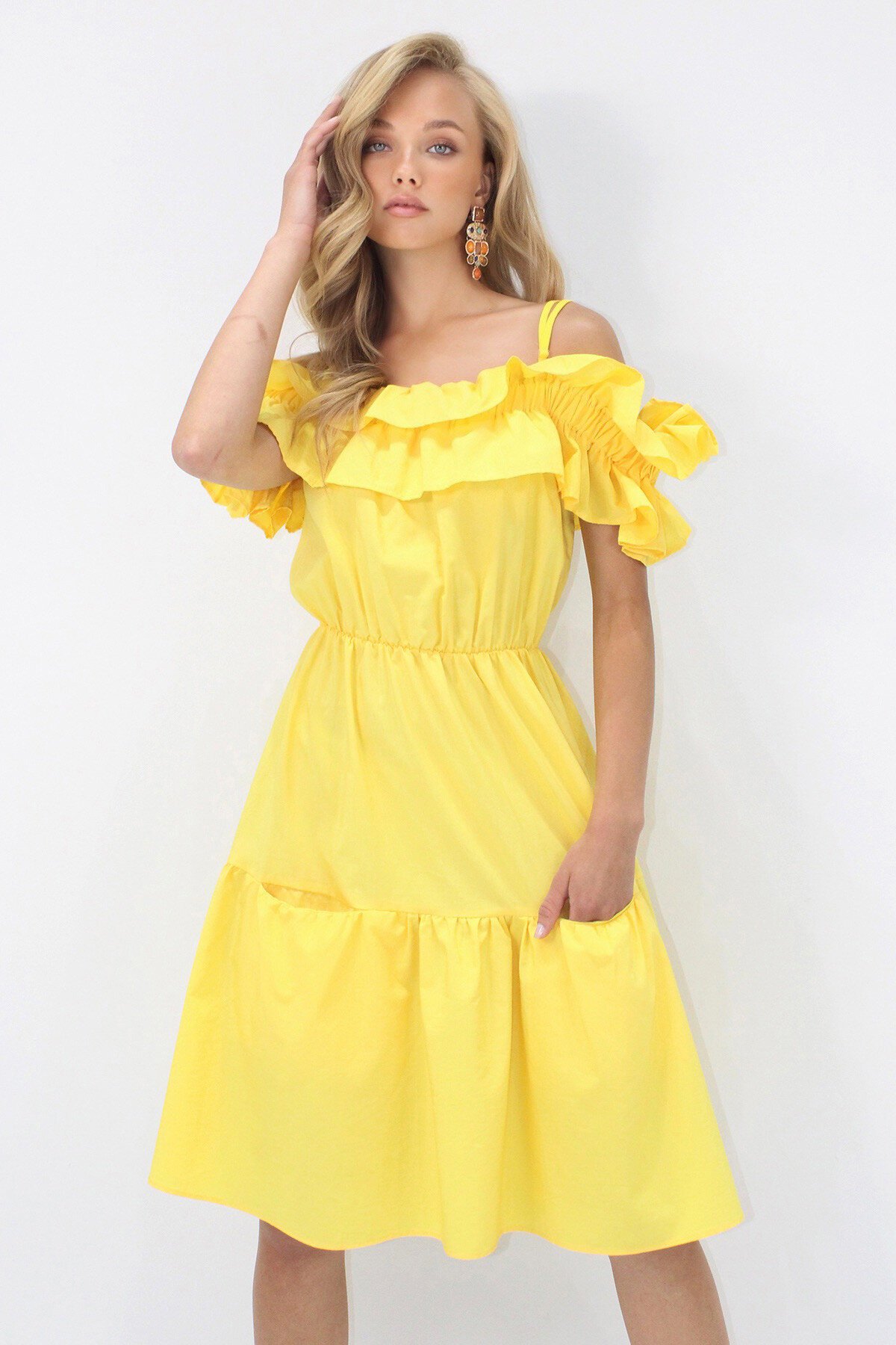 Sarı Ayarlanabilir Askılı Madonna Yaka Çift Cepli Kat Kat Volanlı Poplin Mini Elbise